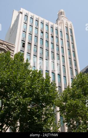 Melbourne's Century Building (1938-1940) sur Swanston St a été créé par l'architecte Marcus Barlow dans un style vertical Streamline Moderne Banque D'Images