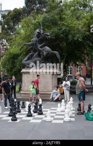 Jeu d'échecs en plein air à l'extérieur de la bibliothèque de l'État de Victoria, Melbourne Banque D'Images