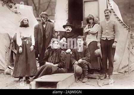 La populaire évangéliste chrétien "Gypsy" Rodney Smith MBE (1860-1947) parmi les autres tsiganes à Pittsburgh, en Pennsylvanie, en janvier 1909. Banque D'Images