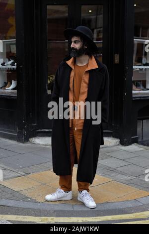 Londres, Royaume-Uni. 05Th Jan, 2020. Un élégant gentleman assiste à la London Fashion Week Men's Day deux Street Style. Credit : SOPA/Alamy Images Limited Live News Banque D'Images