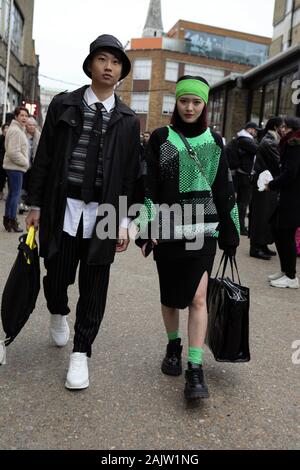 Londres, Royaume-Uni. 05Th Jan, 2020. Styliste de mode Freya et AdamChi Sinyu Siu Lung Chan assister à la London Fashion Week Men's Day deux Street Style. Credit : SOPA/Alamy Images Limited Live News Banque D'Images