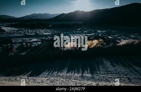 Le Xinjiang, Xinjiang, Chine. 6 janvier, 2020. Le Xinjiang, Chine-Janvier 4, 2020 - le paysage naturel du village Hemu, Altay au Xinjiang en hiver.Les maisons en bois et des bois ici sont couvertes de neige, et le paysage est vraiment magnifique. Crédit : SIPA Asie/ZUMA/Alamy Fil Live News Banque D'Images