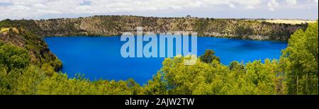 Le lac bleu est un magnifique lac avec naturellement très vivd couleur bleu de l'eau, situé à Mount Gambier en Australie du Sud. Banque D'Images