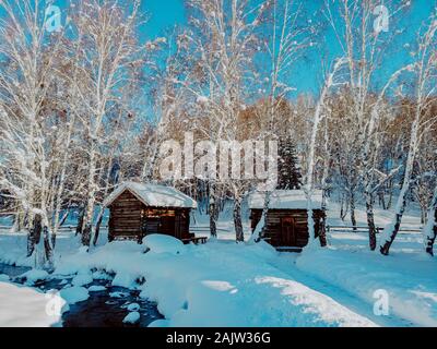 Le Xinjiang, Xinjiang, Chine. 6 janvier, 2020. Le Xinjiang, Chine-Janvier 4, 2020 - le paysage naturel du village Hemu, Altay au Xinjiang en hiver.Les maisons en bois et des bois ici sont couvertes de neige, et le paysage est vraiment magnifique. Crédit : SIPA Asie/ZUMA/Alamy Fil Live News Banque D'Images