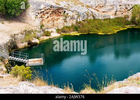 Le Little Blue Lake est un lieu populaire pour les visiteurs et les résidents de profiter d'une fraîcheur naturelle baignade dans un cadre naturel magnifique gouffre rempli d'eau. Banque D'Images