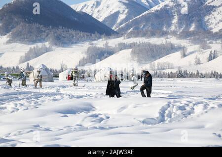 Le Xinjiang, Xinjiang, Chine. 6 janvier, 2020. Le Xinjiang, Chine-Janvier 4, 2020 - le paysage naturel du village Hemu, Altay au Xinjiang en hiver.Les maisons en bois et des bois ici sont couvertes de neige, et le paysage est vraiment magnifique. Crédit : SIPA Asie/ZUMA/Alamy Fil Live News Banque D'Images