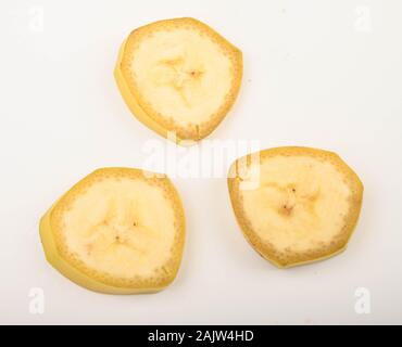 Trois tranches de bananes jaunes mûrs sur un fond blanc. Close up Banque D'Images
