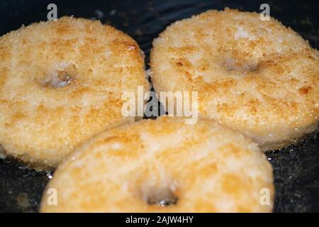 3 escalopes de poulet hachées sont frits à la poêle dans l'huile végétale. Close up Banque D'Images