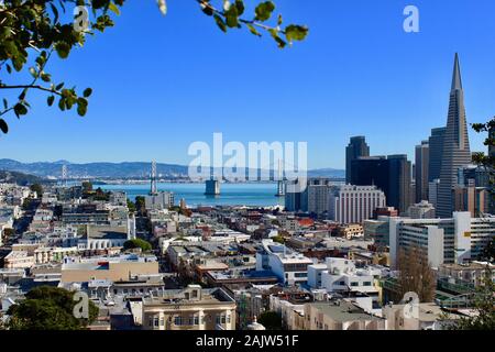 Bay Bridge, la Transamerica Pyramid et Chinatown de Russian Hill, San Francisco, Californie Banque D'Images