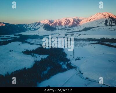 Le Xinjiang, Xinjiang, Chine. 6 janvier, 2020. Le Xinjiang, Chine-Janvier 4, 2020 - le paysage naturel du village Hemu, Altay au Xinjiang en hiver.Les maisons en bois et des bois ici sont couvertes de neige, et le paysage est vraiment magnifique. Crédit : SIPA Asie/ZUMA/Alamy Fil Live News Banque D'Images