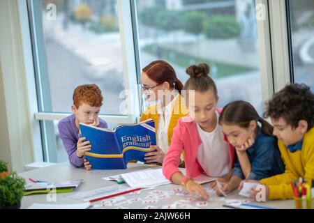 Enseignant expliquant la grammaire anglaise pour les élèves de l'école primaire Banque D'Images