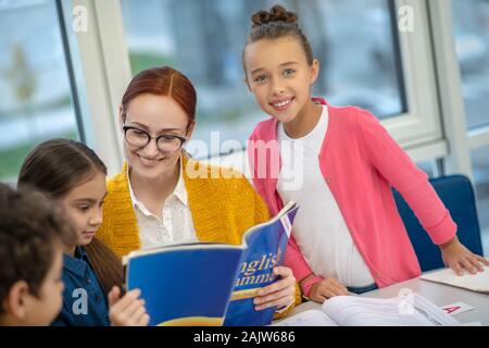 Bon à l'explication de l'enseignant à ses élèves la grammaire Banque D'Images