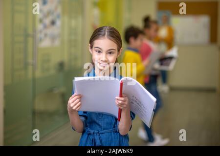 Lycéenne répétant ses devoirs avant la leçon Banque D'Images