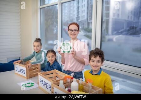 Les enfants qui fréquentent l'éco-club local après les leçons à l'école Banque D'Images