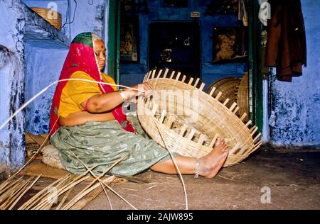 Femme de la région faire des paniers de bambou Banque D'Images