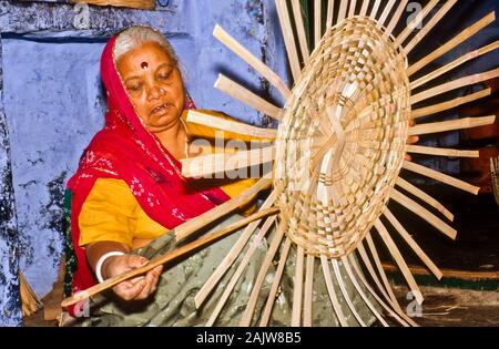 Femme de la région faire des paniers de bambou Banque D'Images