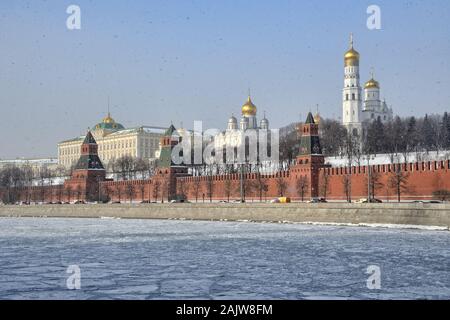 = le Kremlin et la Moskova gelée dans la neige. Février 2017  = sur le magnifique ensemble architectural de Kremlin et la rivière gelée Banque D'Images
