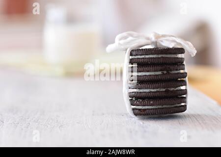 De délicieux cookies au chocolat avec crème vanille et verre de lait frais en arrière-plan/ artwork de sweet petit-déjeuner sain Banque D'Images