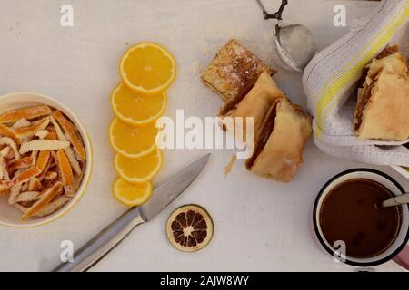 Orange et Apple strudel à la lumière d'arrière-plan en bois/ libre still life food/ couverts fond alimentaire Banque D'Images