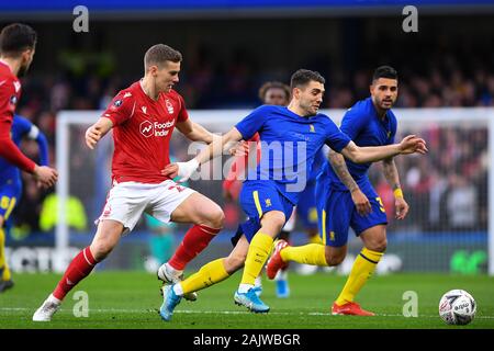 Londres, ANGLETERRE - 5 janvier. Mateo Kovacic (17) de Chelsea est titulaire d'arrêt Ryan Yates (22) La forêt de Nottingham au cours de la FA Cup entre Chelsea et Nottingham Forest à Stamford Bridge, Londres le dimanche 5 janvier 2020. (Crédit : Jon Hobley | MI News) photographie peut uniquement être utilisé pour les journaux et/ou magazines fins éditoriales, licence requise pour l'usage commercial Crédit : MI News & Sport /Alamy Live News Banque D'Images