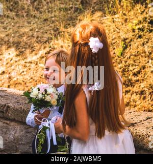 La fille de fleur et porteur d'anneau de mariage de l'été à Banque D'Images