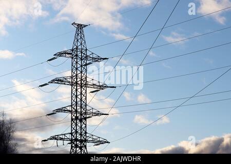 Le support de ligne à haute tension avec des fils électriques sur ciel nuageux. Lignes de transport d'électricité, alimentation concept Banque D'Images