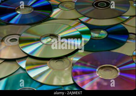Une pile de cd multicolores se trouvent dans une pile Banque D'Images