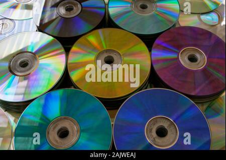 Or, violet, bleu, noir et teal DVDs en piles Banque D'Images