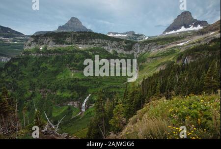 Cascades le long Going-To-The-Sun route avec Reynolds Mountain et Clements Mountain en arrière-plan (Parc National des Glaciers) Banque D'Images