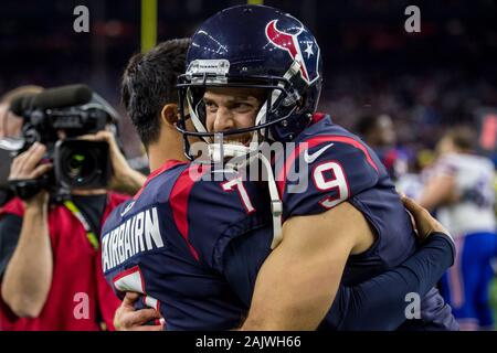 4 janvier 2020 : Houston Texans punter Bryan Anger (9) câlins kicker Ka'imi Fairbairn (7) après un match de football américain NFL entre les Bills de Buffalo et le Houston Texans à NRG Stadium à Houston, TX. Les Texans ont remporté 22 à 19 en prolongation...Trask Smith/CSM Banque D'Images