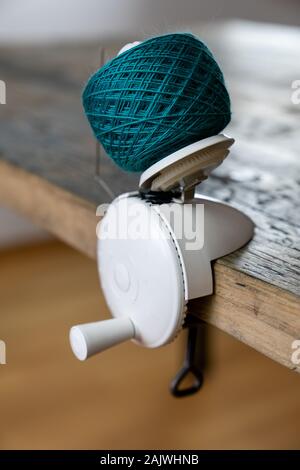 Selective focus sur un rouleau de laine à tricoter ou thread ball winder et tricot umbrellla Banque D'Images