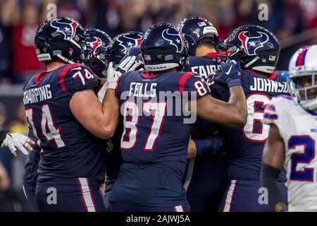 4 janvier 2020 : Le kicker surround Houston Texans Ka'imi Fairbairn (7) après sa victoire partie objectif pendant les heures supplémentaires d'un match de football américain NFL entre les Bills de Buffalo et le Houston Texans à NRG Stadium à Houston, TX. Les Texans ont remporté 22 à 19 en prolongation.Trask Smith/CSM Banque D'Images
