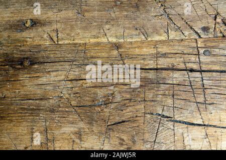 Une vue horizontale de la surface en bois brun rustique avec des rayures et des ongles Banque D'Images