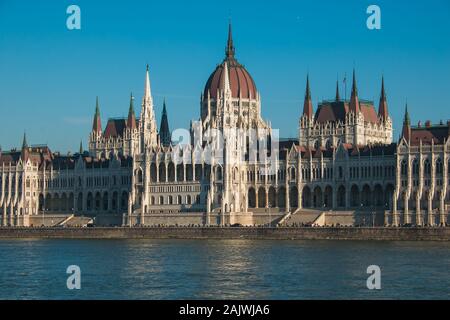 Le Parlement hongrois s'appuyant sur les rives du Danube à Budapest Banque D'Images