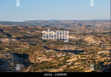 La vue sur le quartier de Pissouri Village dans la campagne de Limassol district. Chypre Banque D'Images