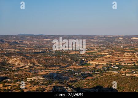 La vue sur le quartier de Pissouri Village dans la campagne de Limassol district. Chypre Banque D'Images