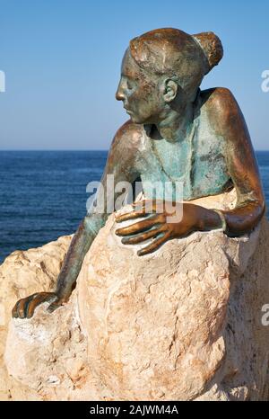 PAPHOS, Chypre - Juin 08, 2018 : Sol modifier par Anna Maria Ioannidou - une sculpture de jeune femme qui rend hommage à l'Aphrodite, sur les zones côtières Broadwalk. Une partie Banque D'Images