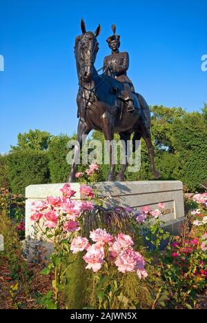 Statue en bronze de la reine Elizabeth II son cheval équitation (Birman par Susan Velder), du Centre Wascana de Regina, Saskatchewan, Canada Banque D'Images