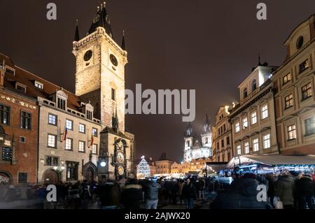 Photo de nuit de la place de la Vieille Ville, Prague, pendant le marché de Noël avec l'arbre de Noël décoré et l'Horloge Astronomique Banque D'Images