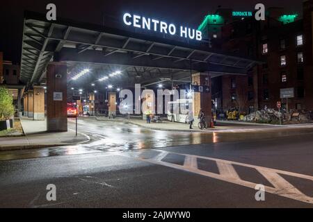 UTICA, NEW YORK - Mai 03, 2020 : Vue de la nuit de la Station Centrale de Bus Centro situé au 15 Elizabeth St, Utica, NY 13501. Banque D'Images