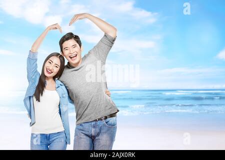 Des couples asiatiques faire la forme d'un coeur avec les mains. Valentines Day Banque D'Images