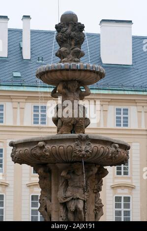 Fontaine dans la Deuxième cour du château de Prague Le Château de Prague Prague République Tchèque Europe Banque D'Images