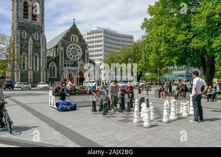 Deux personnes jouant à un jeu d'échecs géant en plein air à Christchurch, Nouvelle-Zélande Banque D'Images