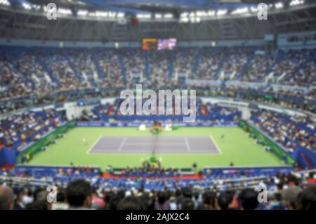 Des gens assis un stade bondé regarder une compétition de tennis. Sports floue fond panoramique Banque D'Images