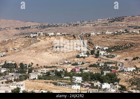 Village local et Kings Highway près de At-Tafilah, route 35, route historique sur le terrain élevé, Jordanie, Moyen-Orient, Asie Banque D'Images