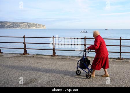 Une personne âgée est vu dehors et environ dans le centre-ville de Swanage dans le Dorset, UK. Le 17 novembre 2019. Banque D'Images