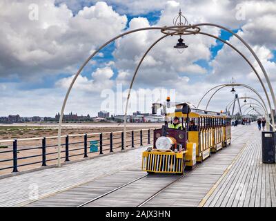 14 Juillet 2019 : Southport, Merseyside, UK - Petit train touristique sur la jetée. Banque D'Images