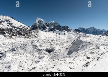 Ngozumpa glacier avec le le Cholatse peak dans l'arrière-plan pendant un jour d'hiver à Gokyo de dans l'Himalaya au Népal Banque D'Images