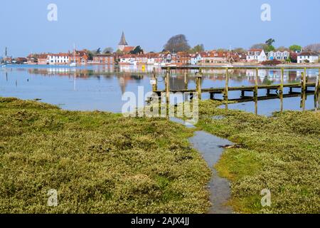 Vue sur le marais salant de vieux village reflétée dans les eaux encore de Bosham Creek à marée haute à Chichester Harbour. Bosham, West Sussex, England, UK Banque D'Images