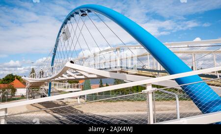 Gyorszentivan 09 27 2019 ils ont remis le pont nommé d'après Imre Kálmán dans Gyorszentiván. Banque D'Images